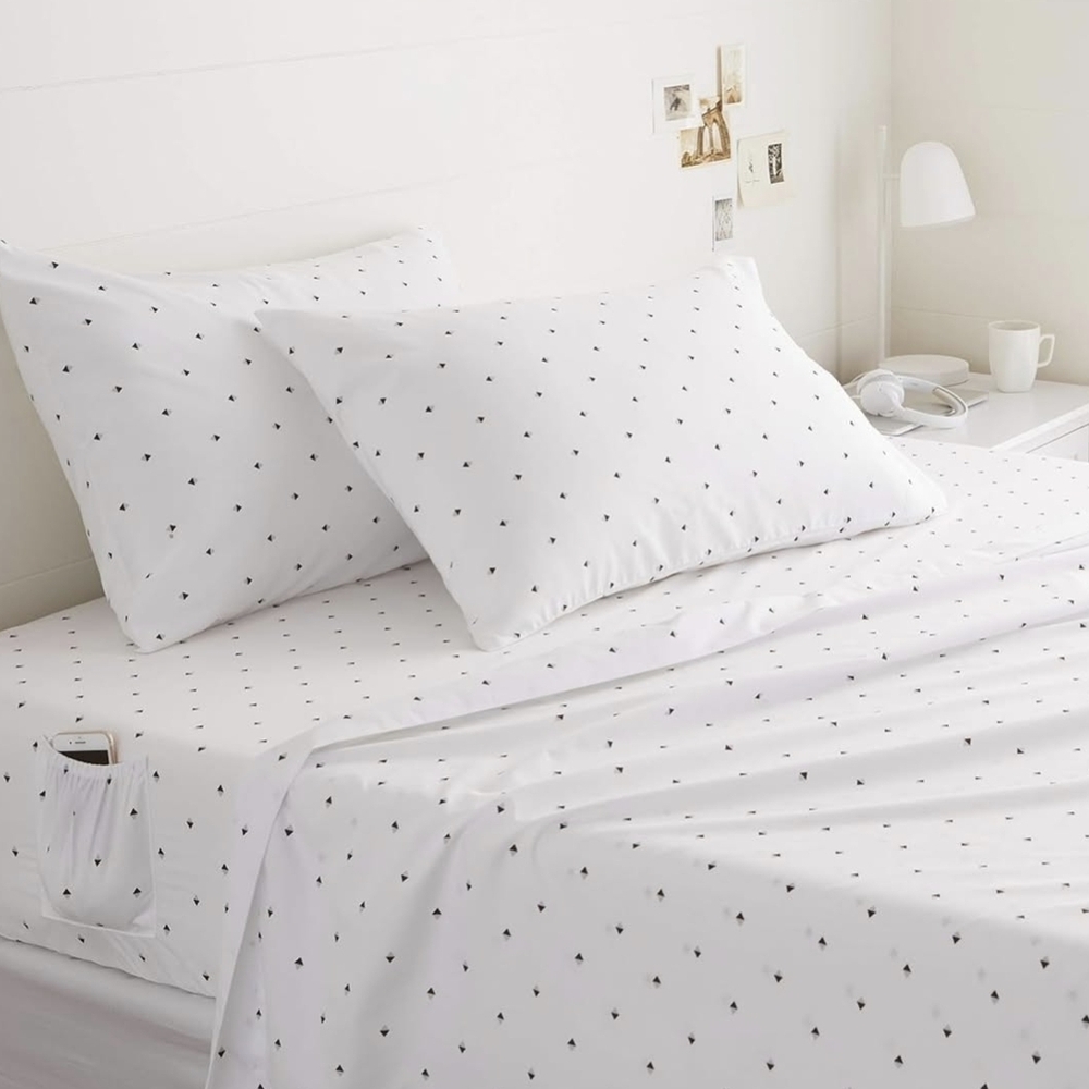 Brand new, 4 pc set Elegant White Patterned Bedding